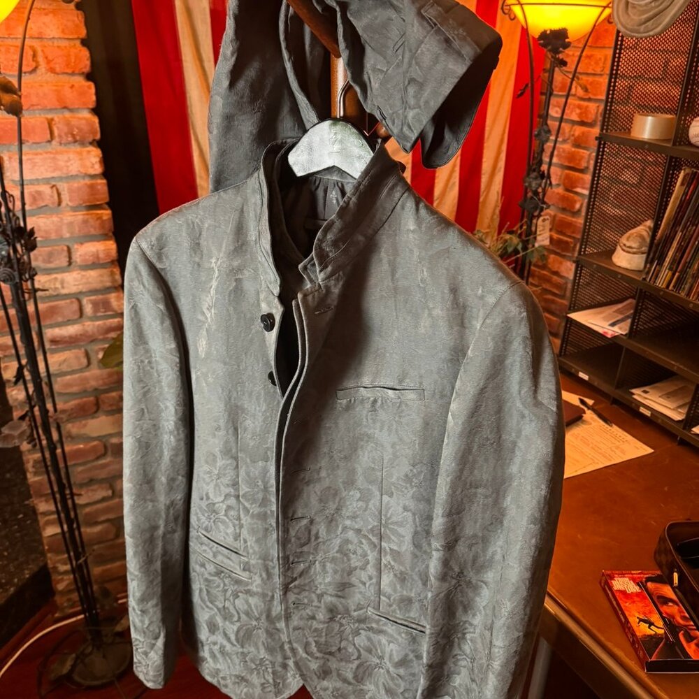$2894 JOHN VARVATOS "Romance & Reverb" 3 Piece Floral Suit (sz. IT50)
